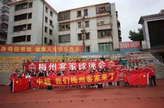 本轮西甲，赫罗纳客场4-2力克巴萨笑傲加泰德比登顶西甲，赫罗纳本赛季16场联赛13胜2平1负进38球丢20球积41分，是五大联赛第一支积分超过40的球队。